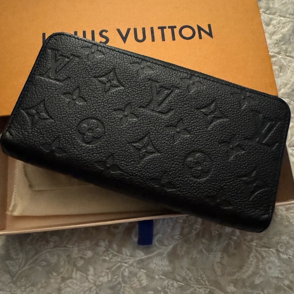 Louis Vuitton Handbags - Louis Vuitton Black Zippy Wallet